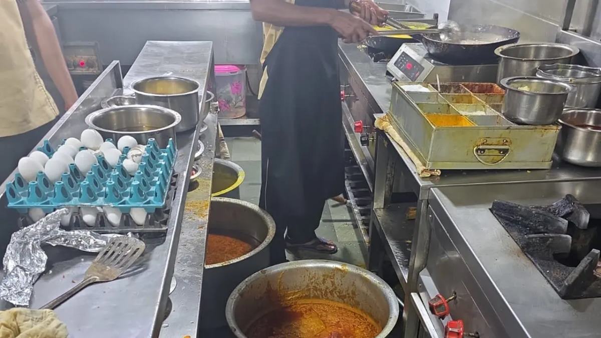 FDA Action Mumbai: मुंबईत तुकाराम मुंढेंचा दणका! 3 प्रसिद्ध हॉटेल्सचे लायसन्स निलंबित; स्वयंपाकघरातील अस्वच्छता आली समोर