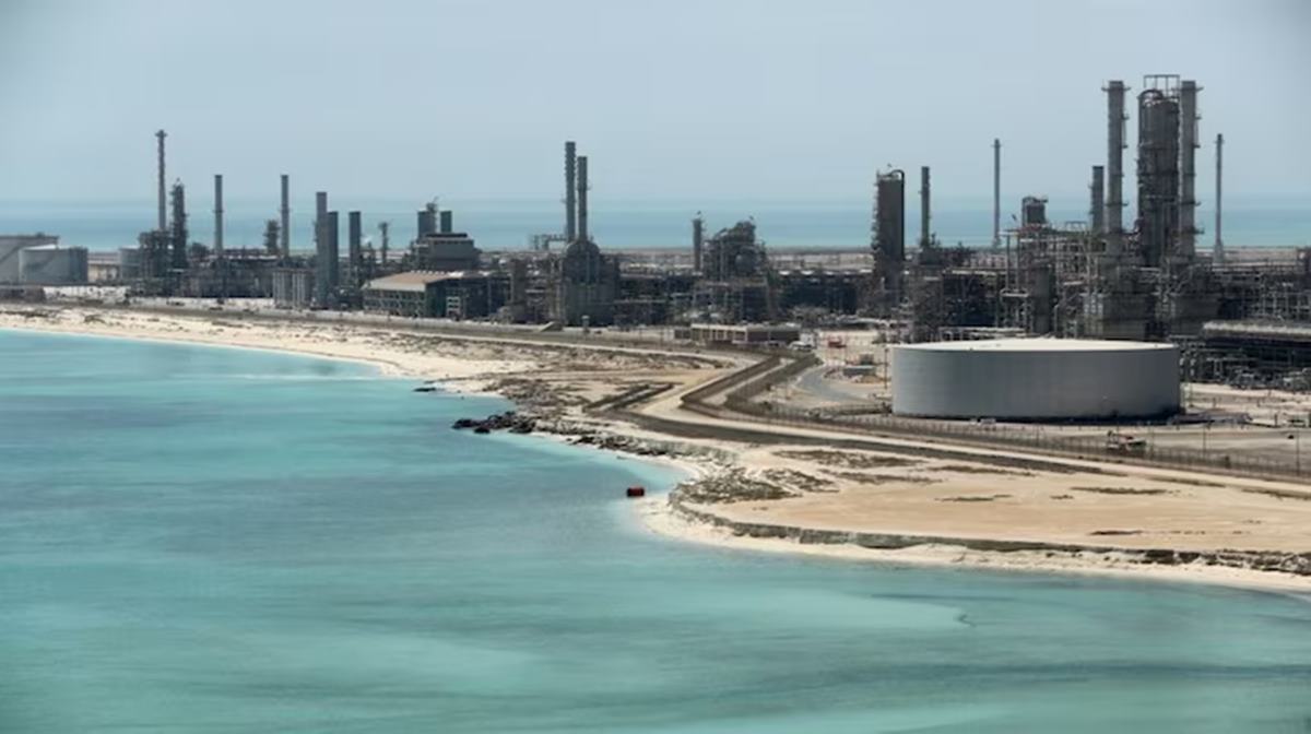 Saudi Aramco Oil Price Drop: सौदी अरेबियाचा जगाला मोठा दिलासा; कच्च्या तेलाच्या किमतीत गेल्या २६ वर्षांतील सर्वात मोठी कपात
