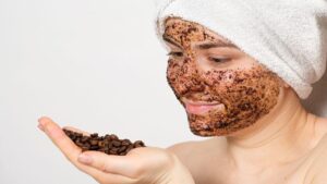 Glowing Skin Tips: महागड्या ब्युटी प्रॉडक्ट्सचा खर्च वाचणार! खोबरेल तेलात मिसळा 'या' 2 सोप्या गोष्टी; चेहऱ्यावर येईल नैसर्गिक ग्लो