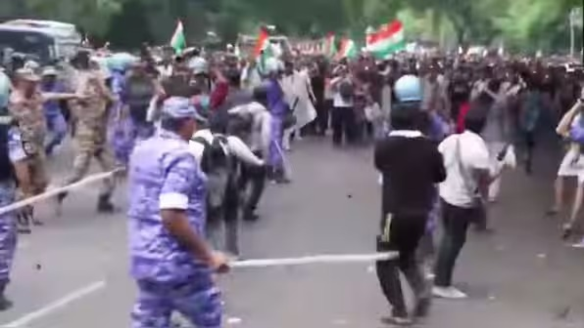 Delhi Police Lathi Charge